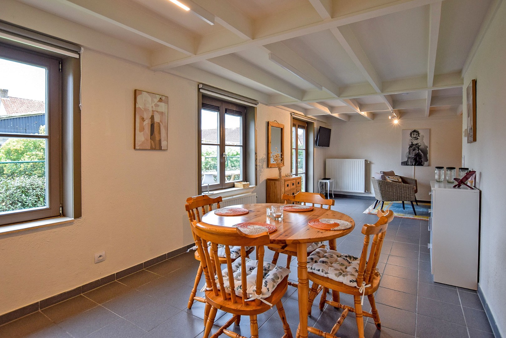 Prachtig onderhouden vakantiewoning (type vissershuis) met 3 slaapkamers en privé-parkeerplaats te Oostduinkerke. 