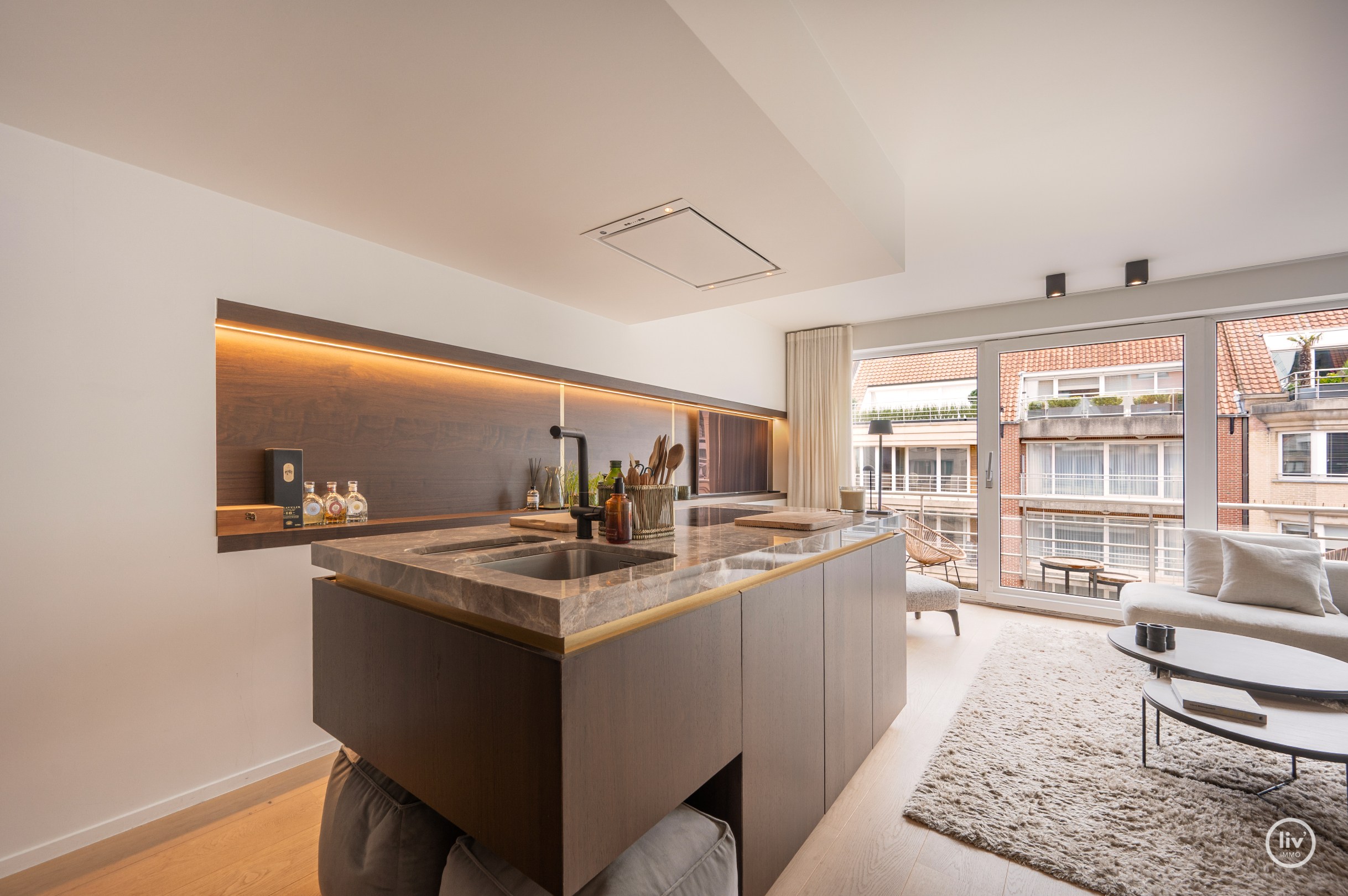 Appartement de luxe entièrement rénové de 3 chambres situé sur l'avenue Parmentier, à proximité de la digue. 
