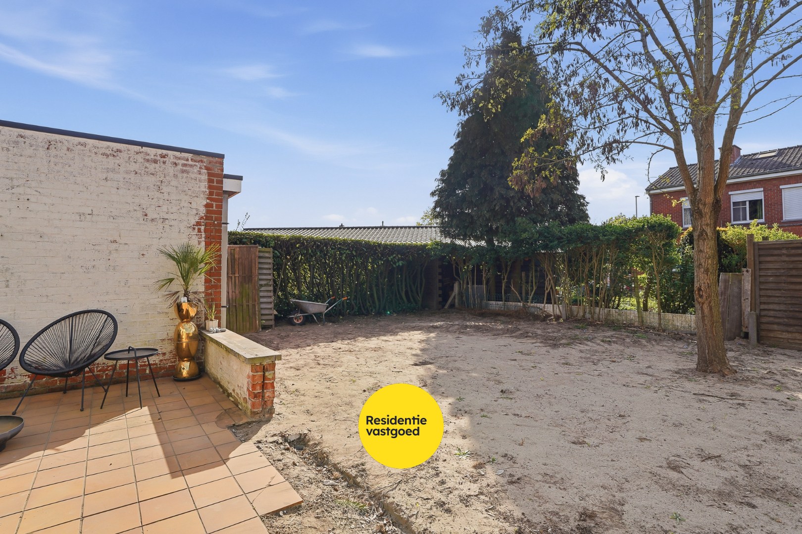 Halfopen bebouwing in een rustige woonwijk te Loppem 