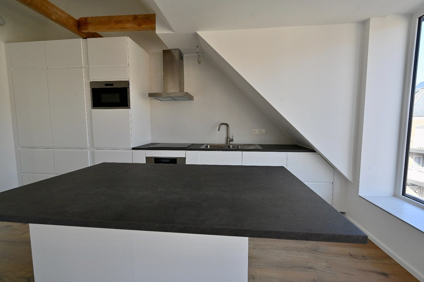 MAGNIFIEK GERENOVEERDE 3SLAAPKAMER WOONST 