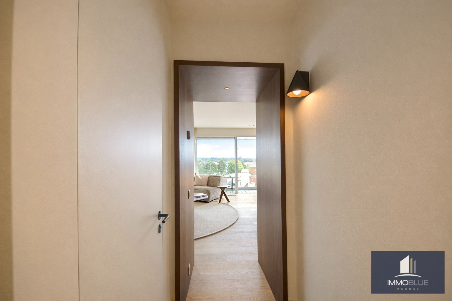 Appartement prestigieux entièrement rénové et fini avec des matériaux de haute qualité, situé à proximité de la place du Triangle. 