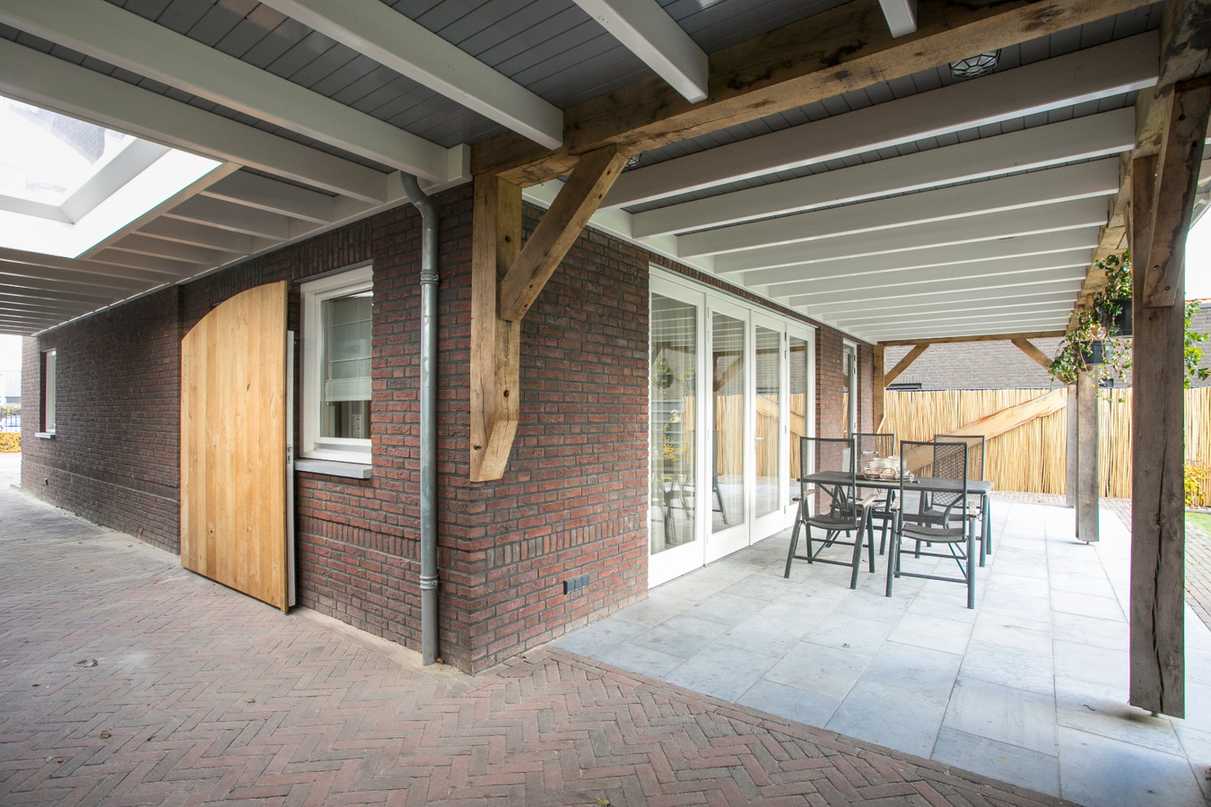 Vrijstaande, instapklare eengezinswoning met garage en carport afgewerkt in landelijke stijl. 