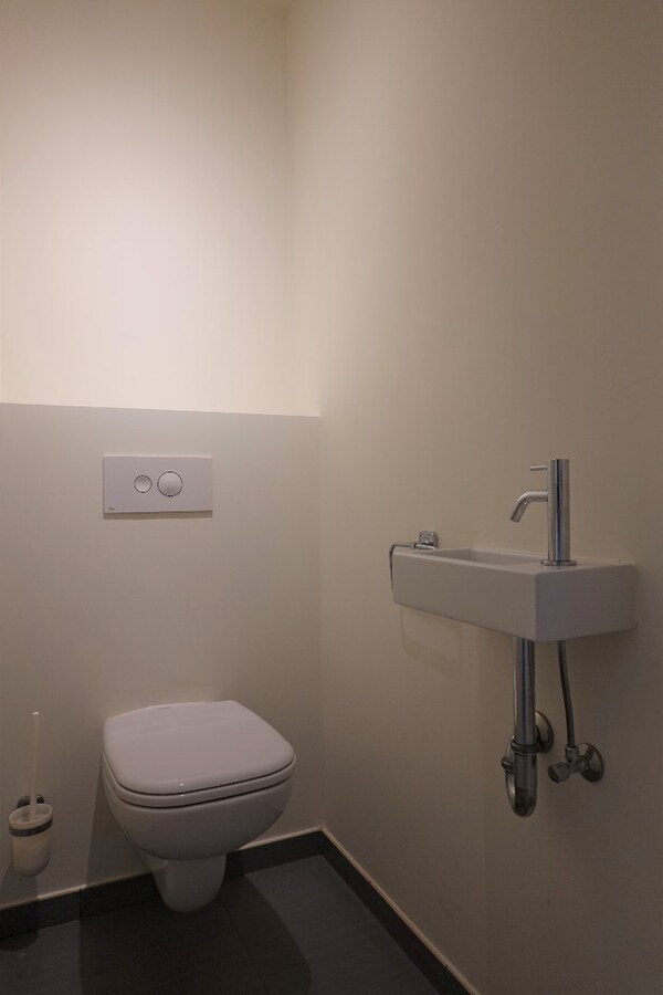 Gelijkvloers appartement (2016) met tuintje en parkeerplaats 