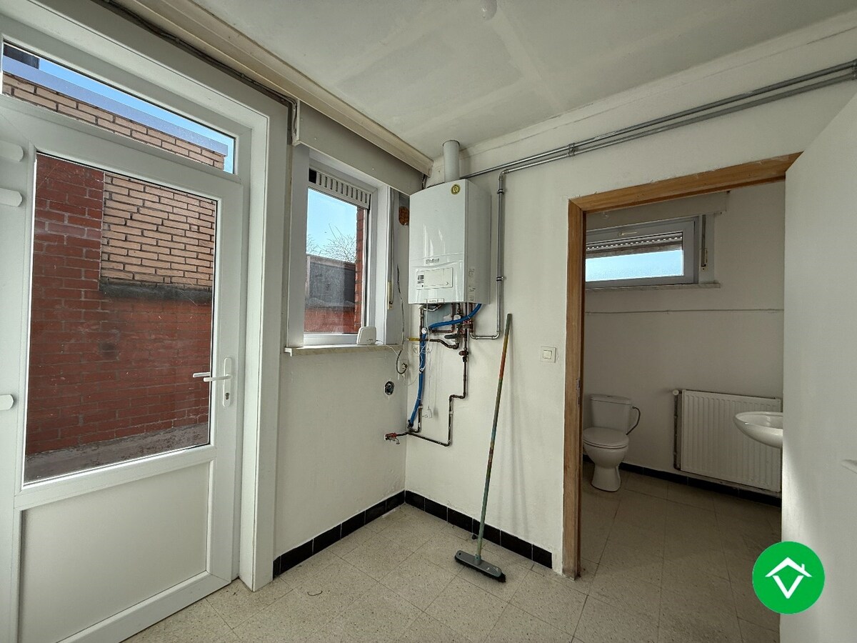 Instapklare rijwoning met 2 slaapkamers, zolder en koer in centrum Roeselare 