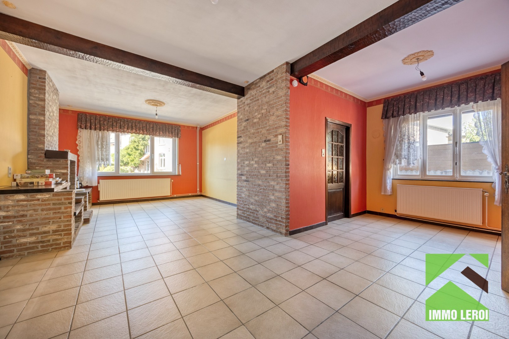 Woonkamer met doorgang inkomhal