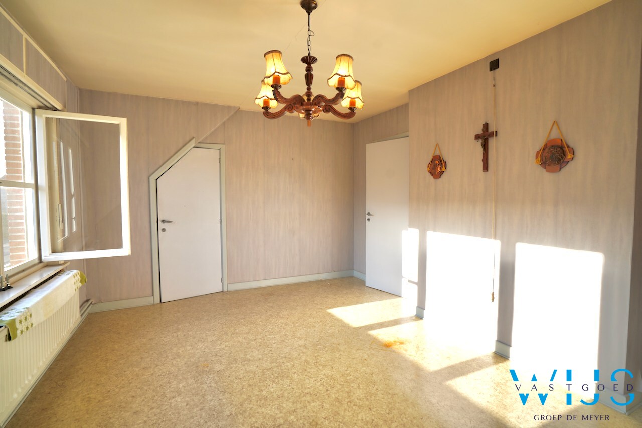 Halfopen bebouwing met vernieuwd dak en topligging in hartje Evergem ! 