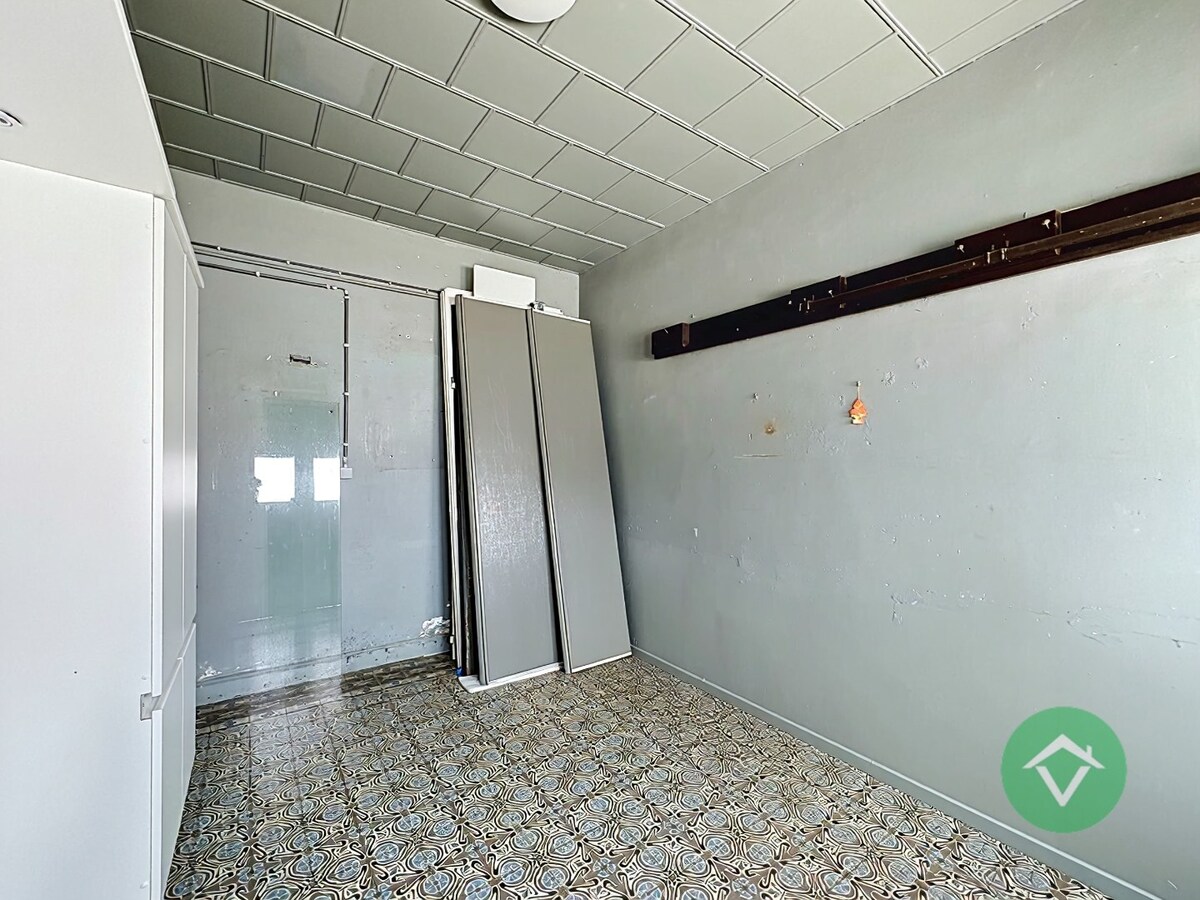 Op te frissen gezinswoning met vier slaapkamers, inpandige garage te Koekelare 