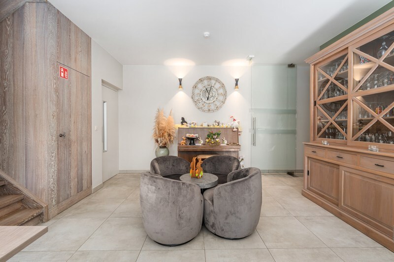 Moderne villa met hippisch complex op 15.856m² 