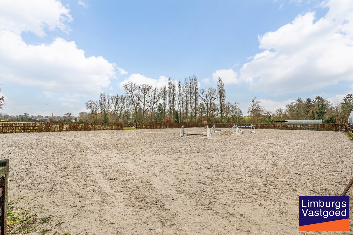 Landelijk gebouwencomplex voor paardenhouderij, op ong. 3ha 50a met stallen, weides/paddock, binnen-en buitenpiste, en woning. 
