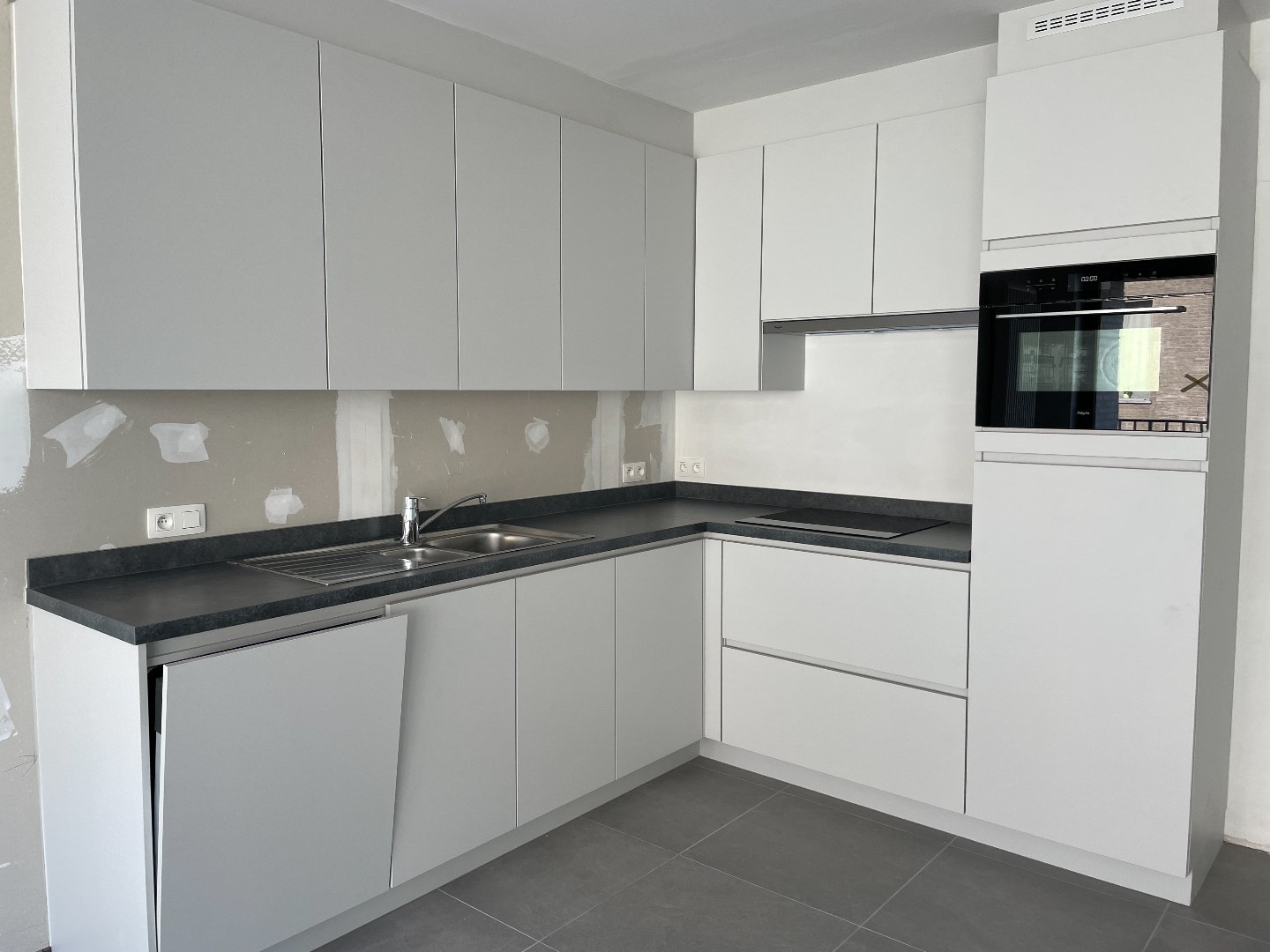 Recent twee slaapkamerapp. met autostaanplaats en terras 