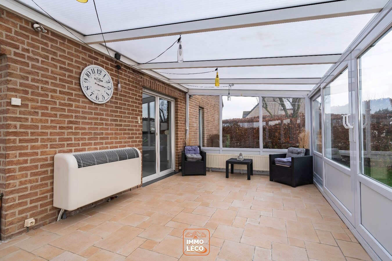 Villa érigée sur une parcelle de +/- 800m2 idéalement située, dans le fond d’un clos  résidentiel, au calme 