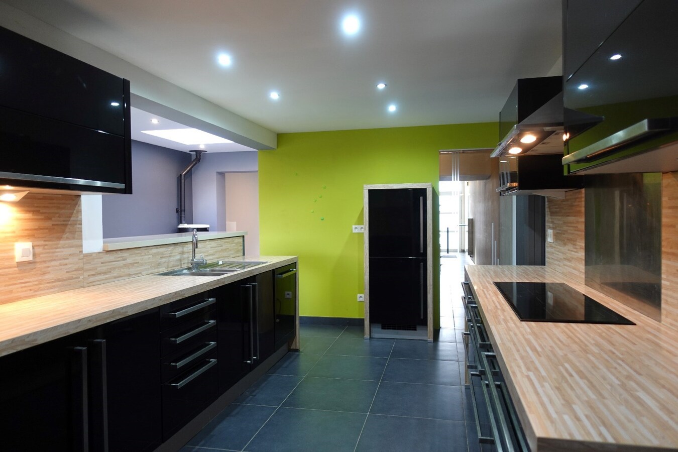 Gerenoveerde, instapklare rijwoning met 4 slaapkamers en uitweg 