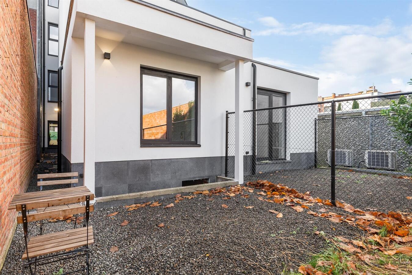 Gerenoveerd gelijkvloers appartement met ruime tuin! 