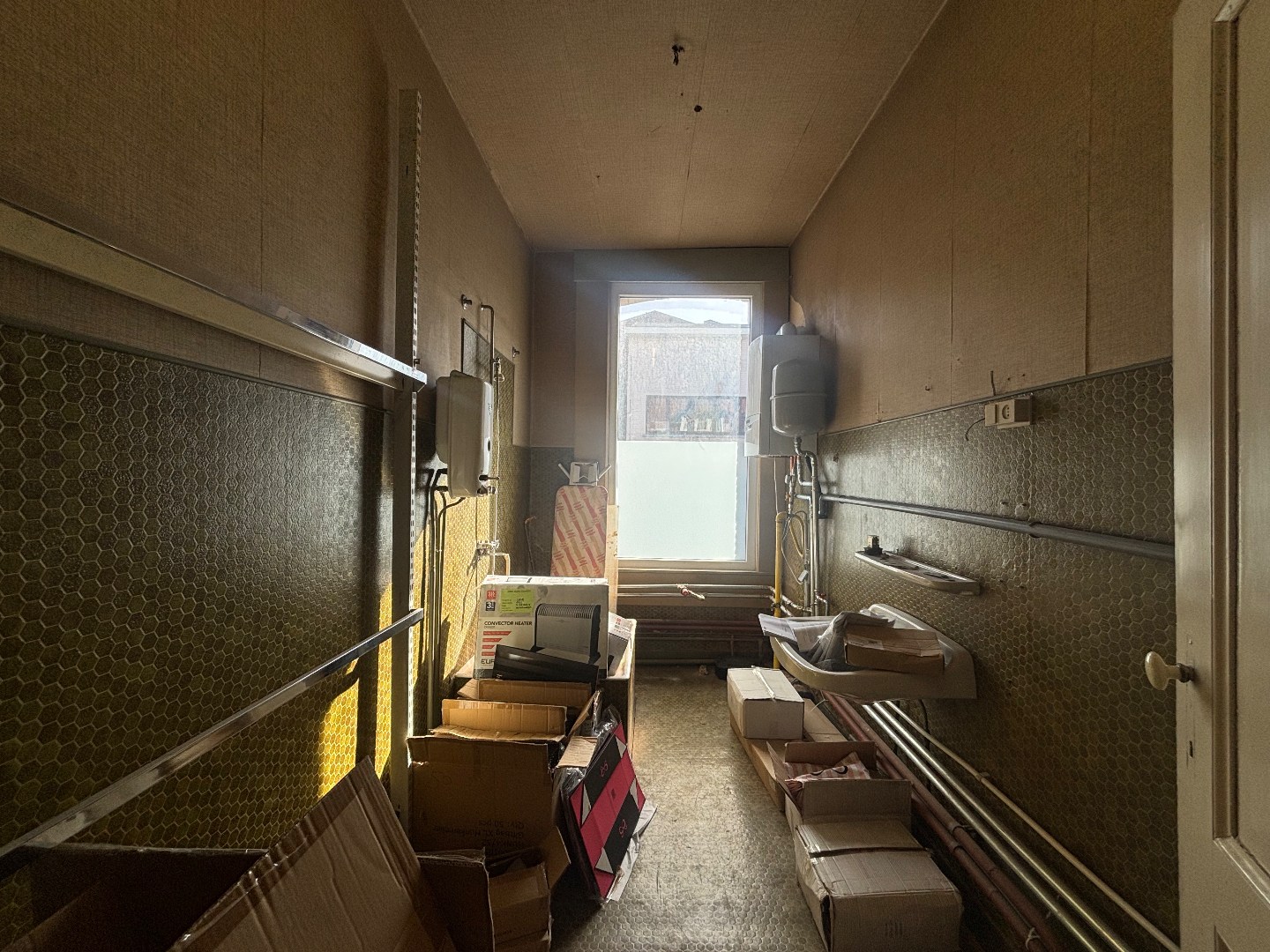 Handelshuis met 2 garages op topligging in centrum van Mol 