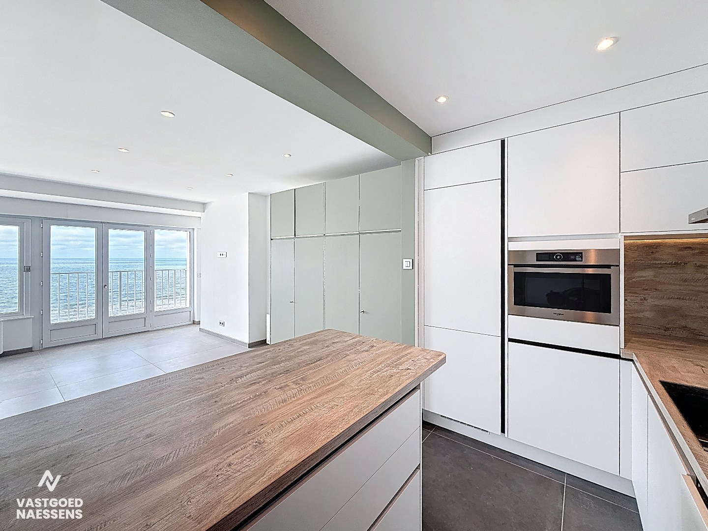 STUDIO RÉNOVÉ AVEC VUE SUR LA MER 