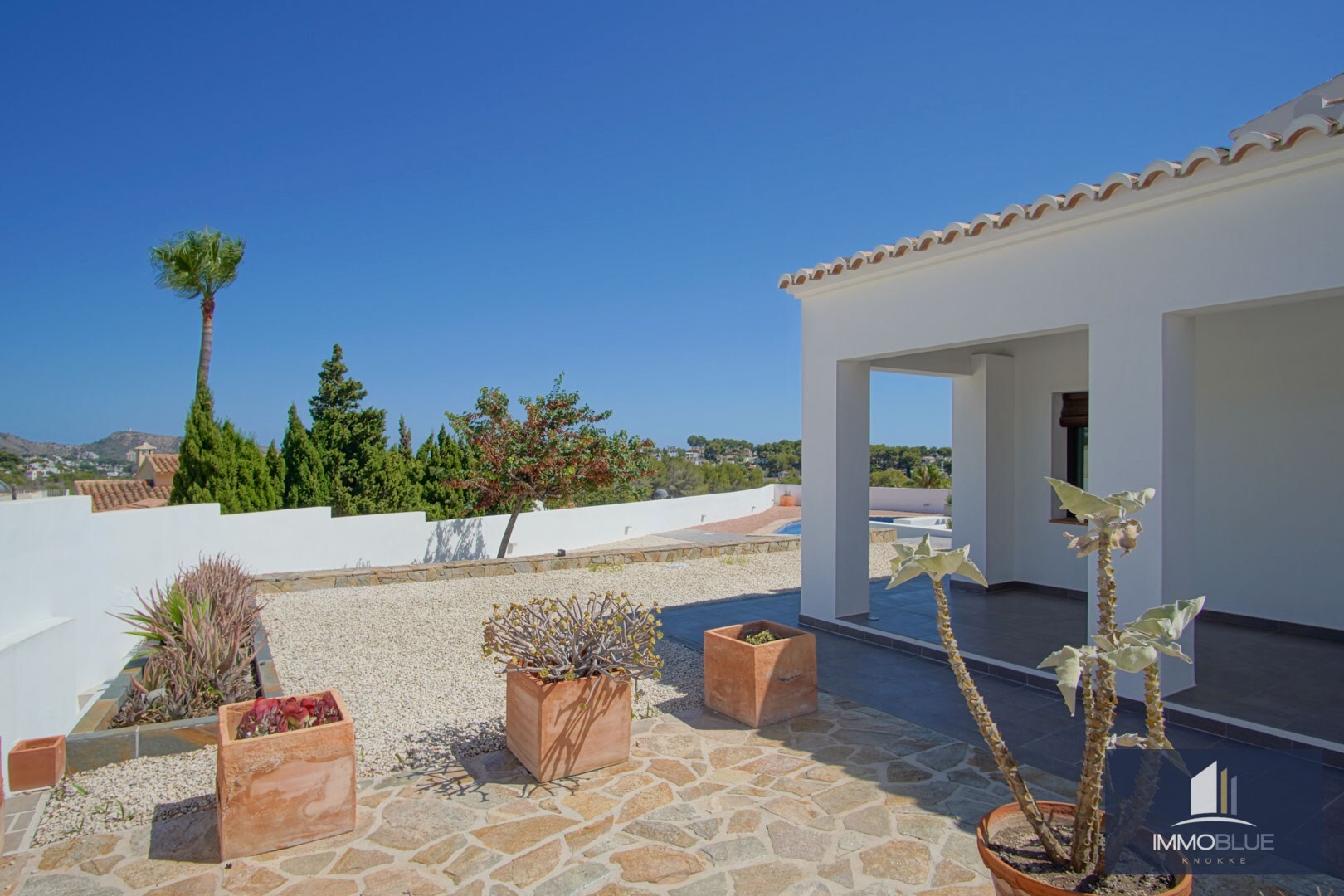 Charmante villa met aangekoppeld bijgebouw met een open uitzicht op de zee. 