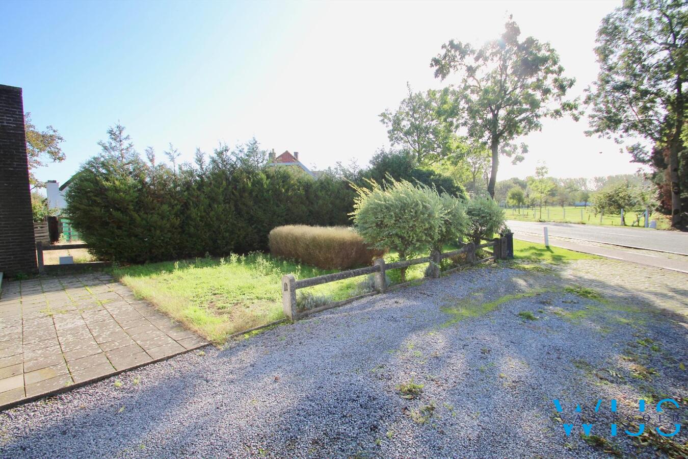 Vlot te renoveren woonhuis op een ruim perceel van 1130 vierkante meter te OOSTEEKLO ! 