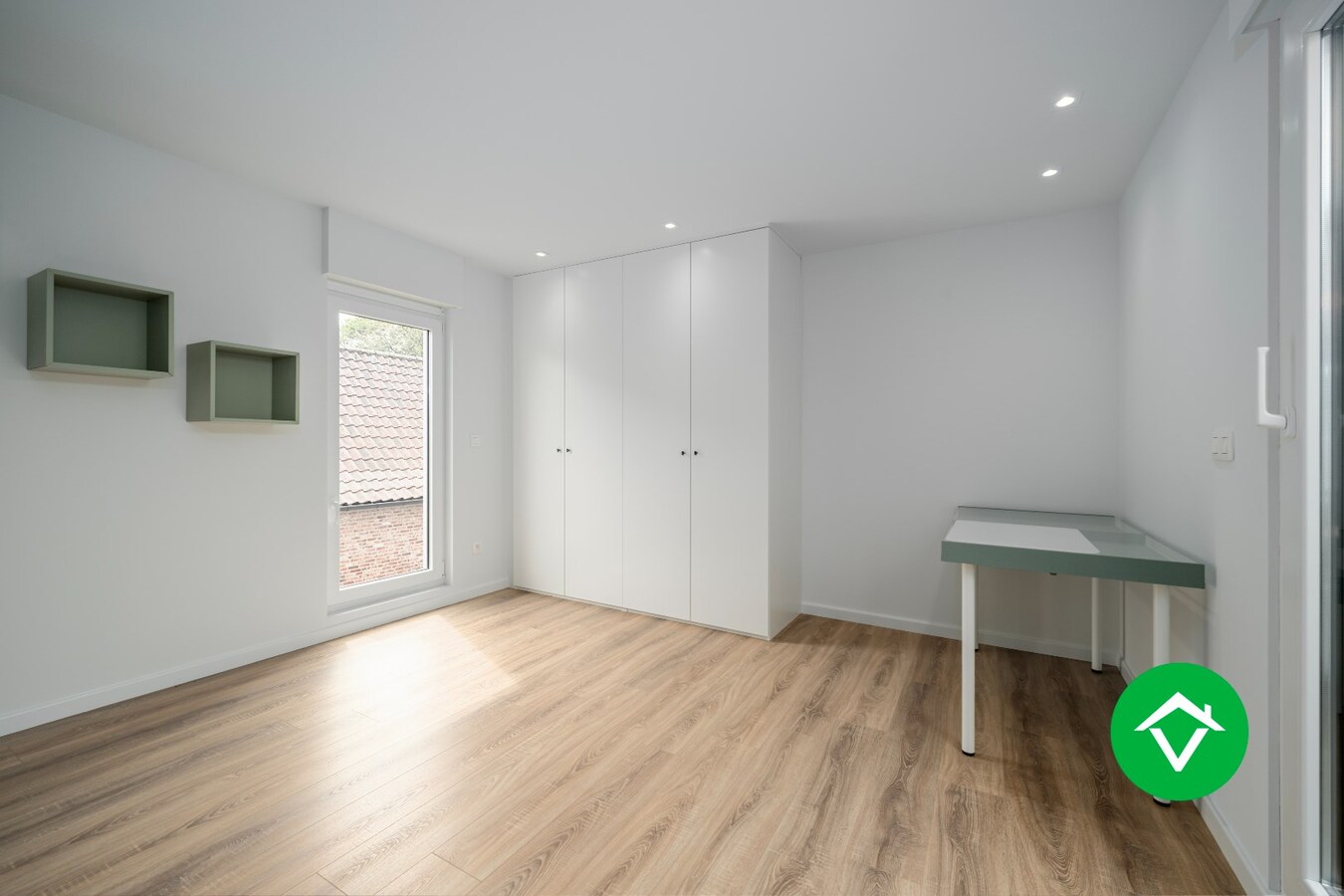 Zeer stijlvolle en instapklare villa te koop in het centrum van Koekelare. 