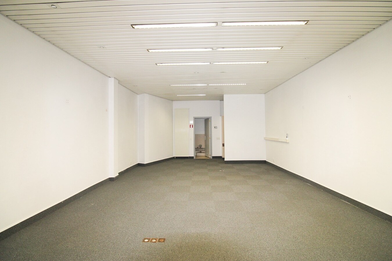 Nieuwe kansen wachten: Veelzijdige kantoor- of handelsruimte te huur in het hart van Sint-Niklaas 