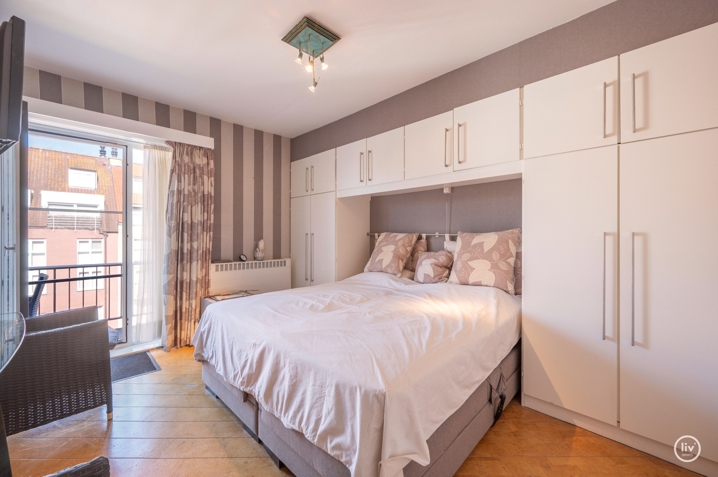Meublé: Penthouse lumineux et récemment rénové avec une grande terrasse orientée au sud de 19m2, à distance de marche de la plage et des commerces. 
