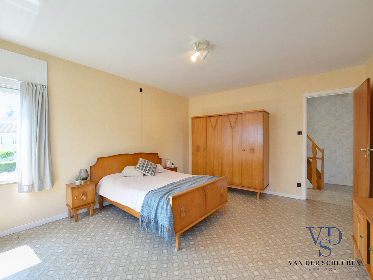 Degelijke woning met tuin en afz. garage. 