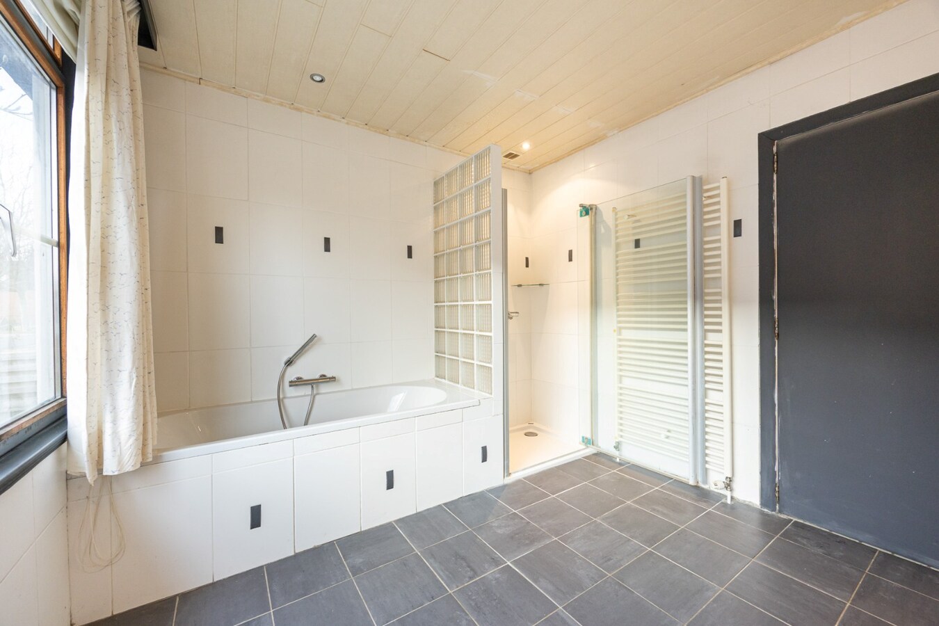 Op te frissen open bebouwing in het centrum van Sint-Antonius 