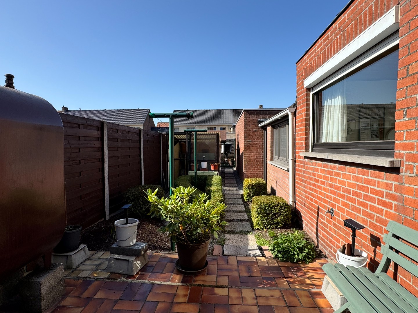 Gezellige woning met stadstuin, garage en uitweg langsachter. 