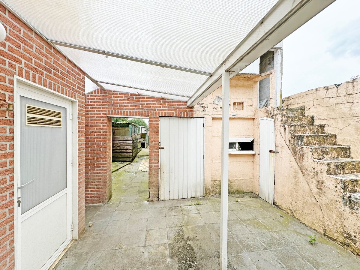 Ruime, te renoveren woning met grote tuin te Herzele 