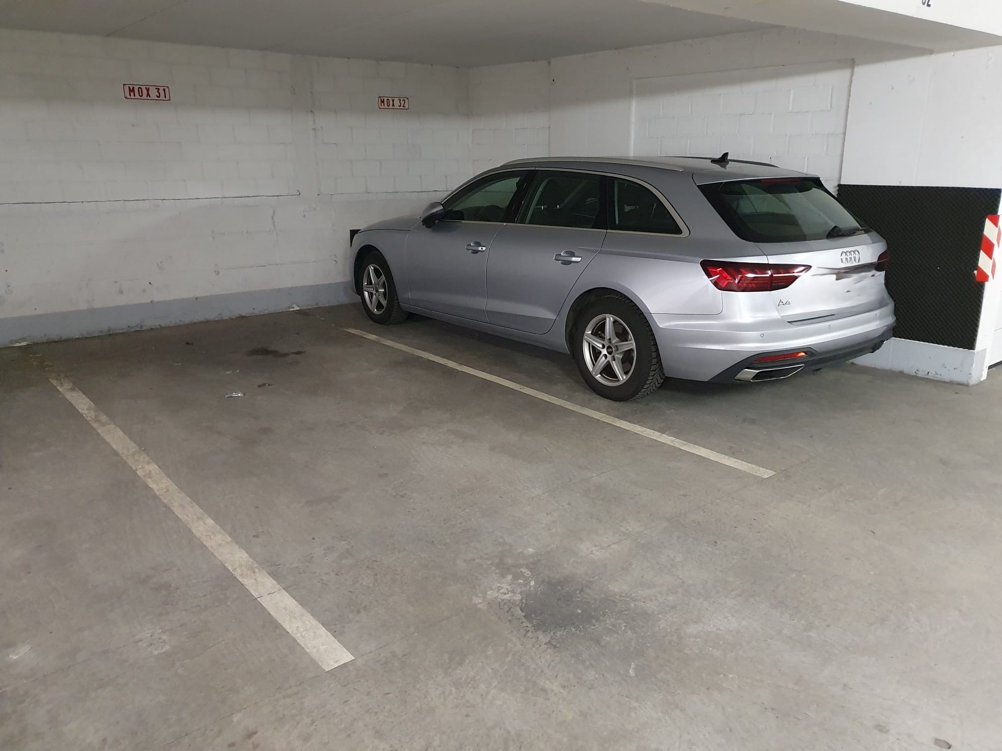 Ruime staanplaats gelegen in de Leopoldlaan 100. 