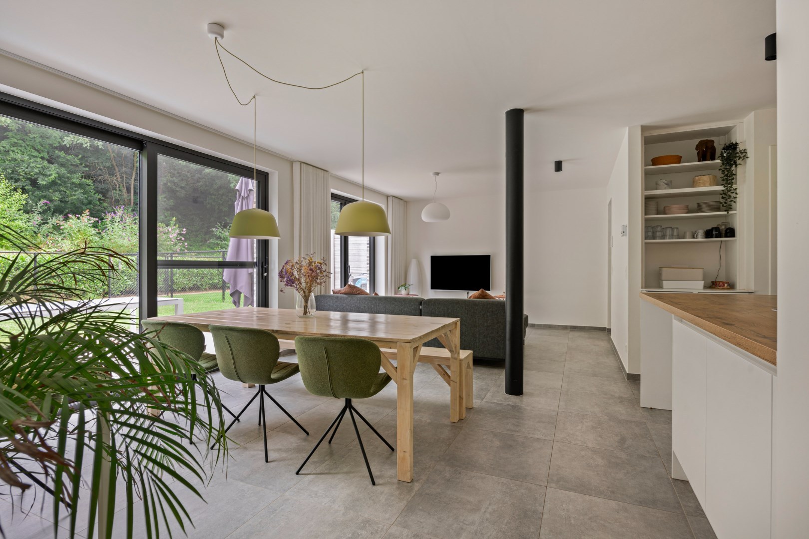 Ruim appartement met 2 slaapkamers en tuin + autostaanplaats vlakbij autostrade - EPC 68 kWh/m² 
