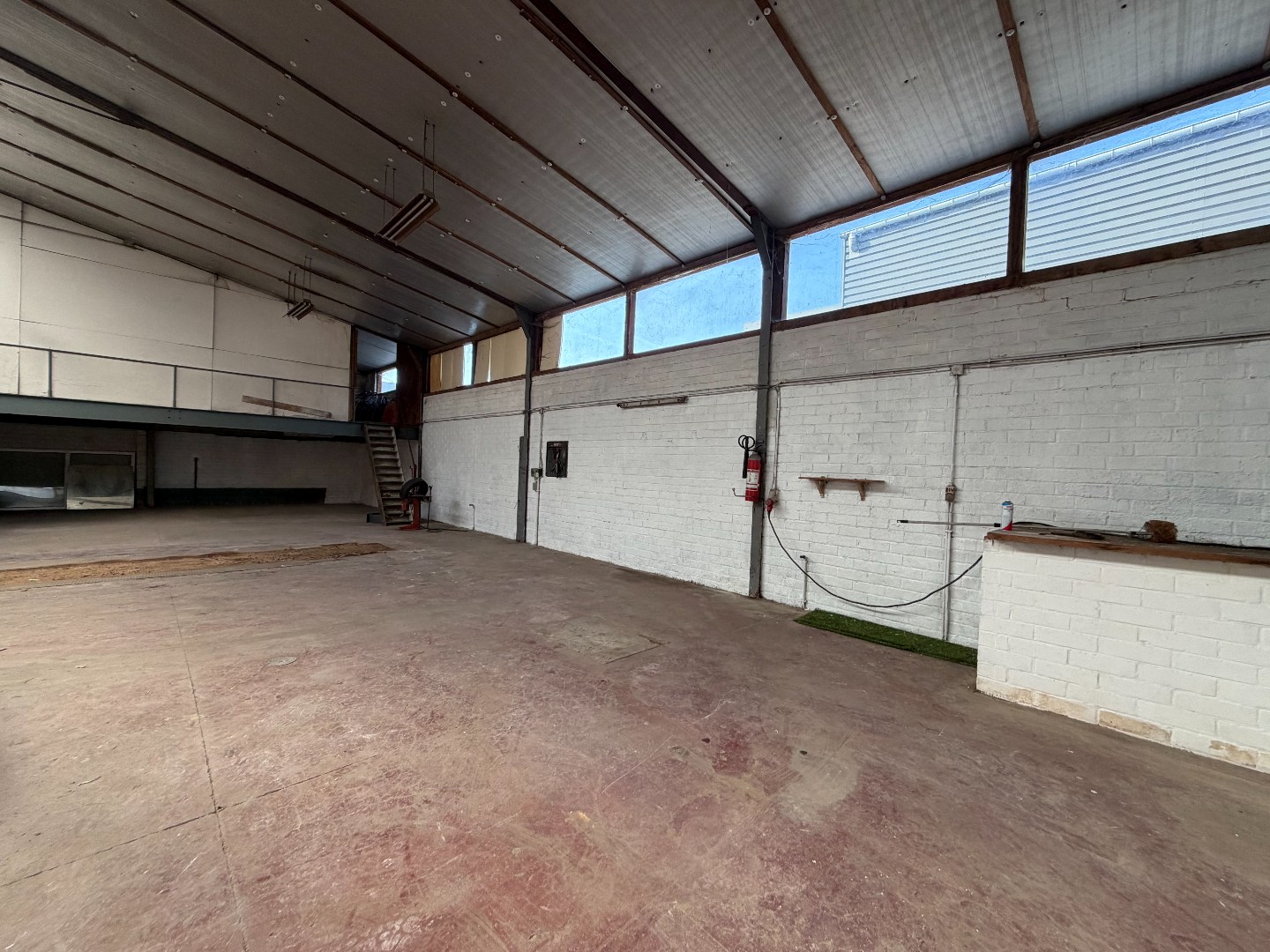 Ruime opslagruimte (±200–250 m²) met vlotte toegang in Zulte 