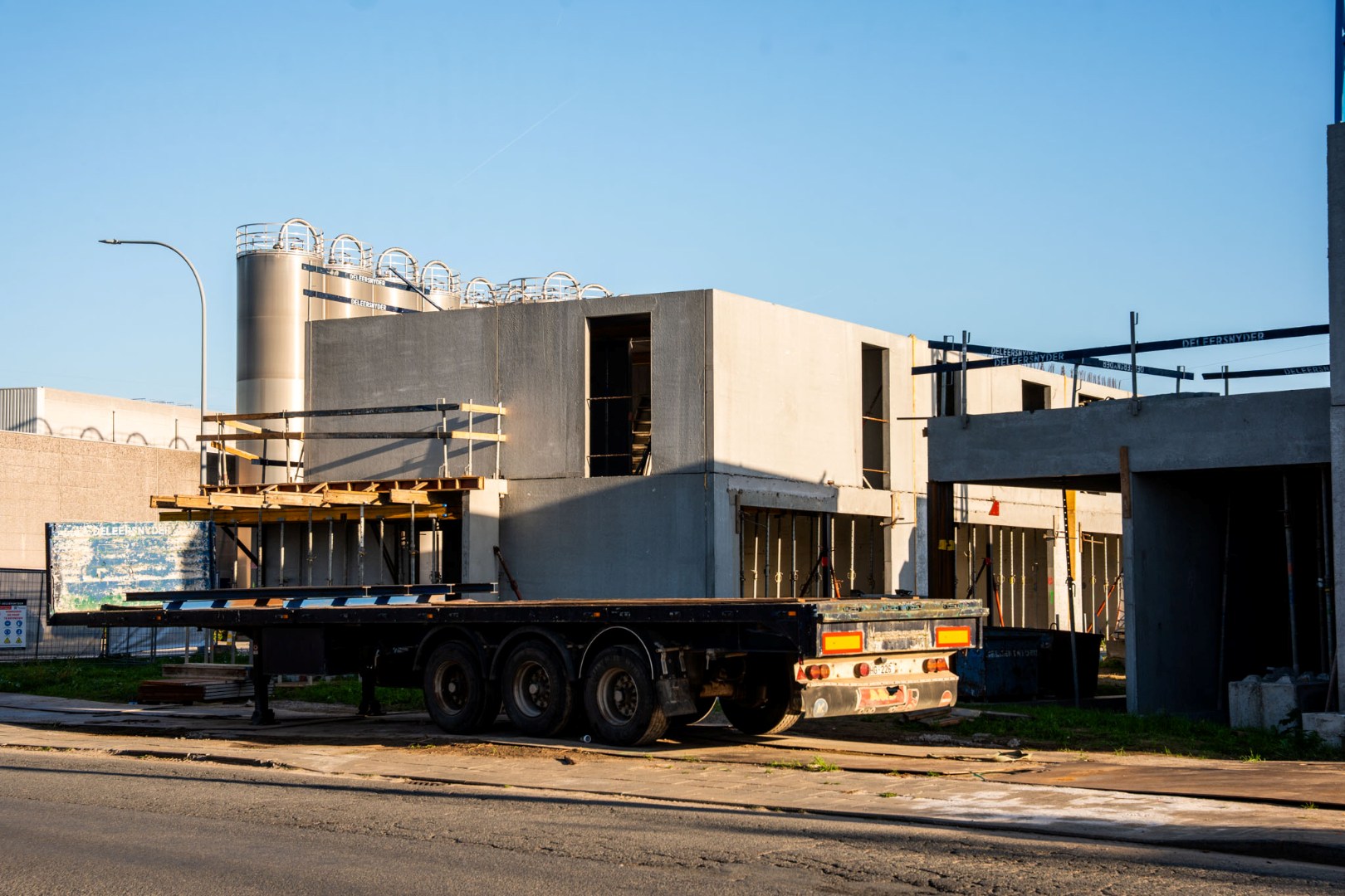 Halfopen nieuwbouwwoning met carport en tuin op 434m² 