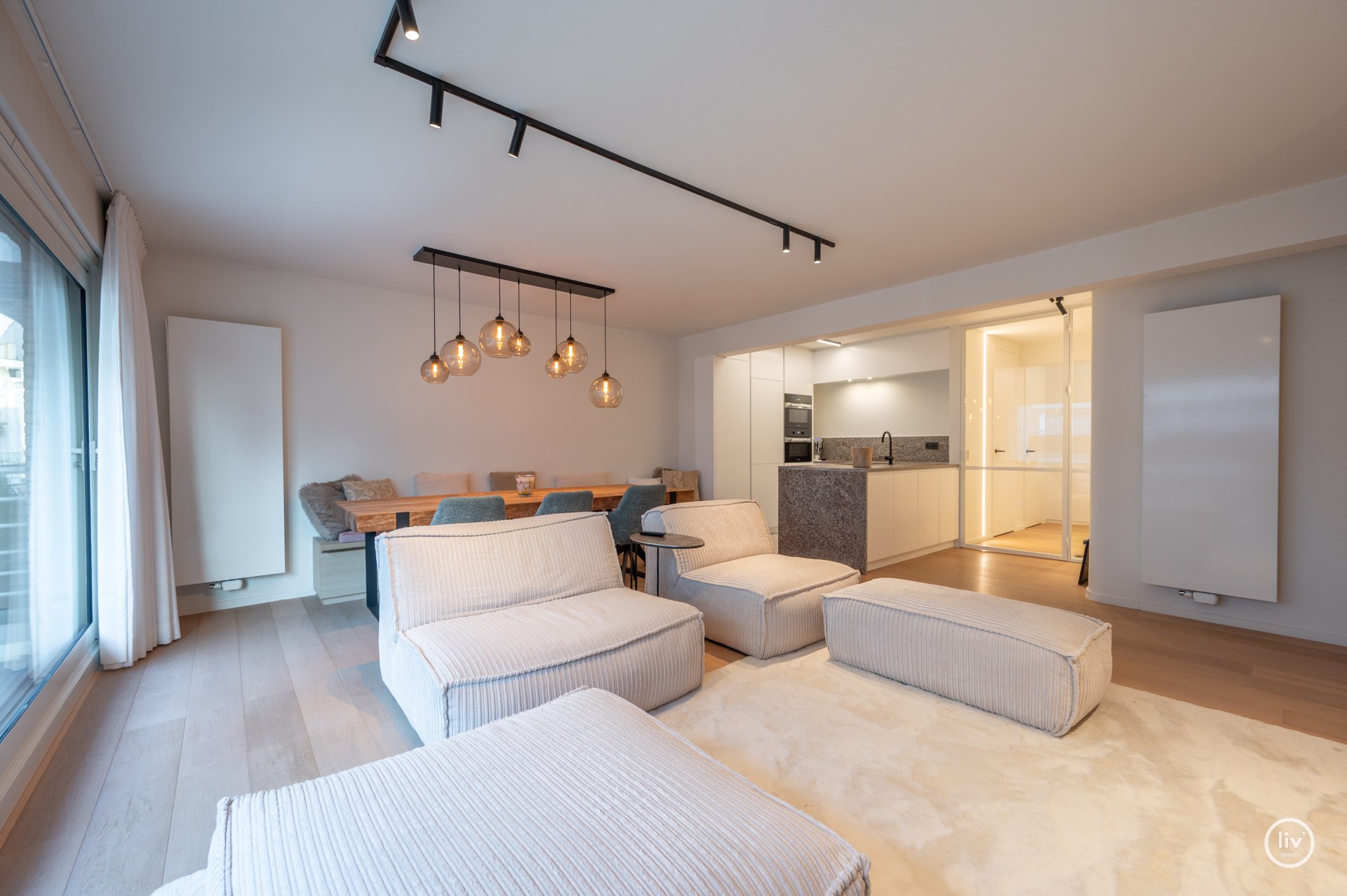 Prachtig ruim 2 slaapkamerappartement met mooie gevelbreedte en groot zonneterras op een topligging vlakbij de Dumortierlaan te Knokke. Garage mogelijk in het gebouw. 