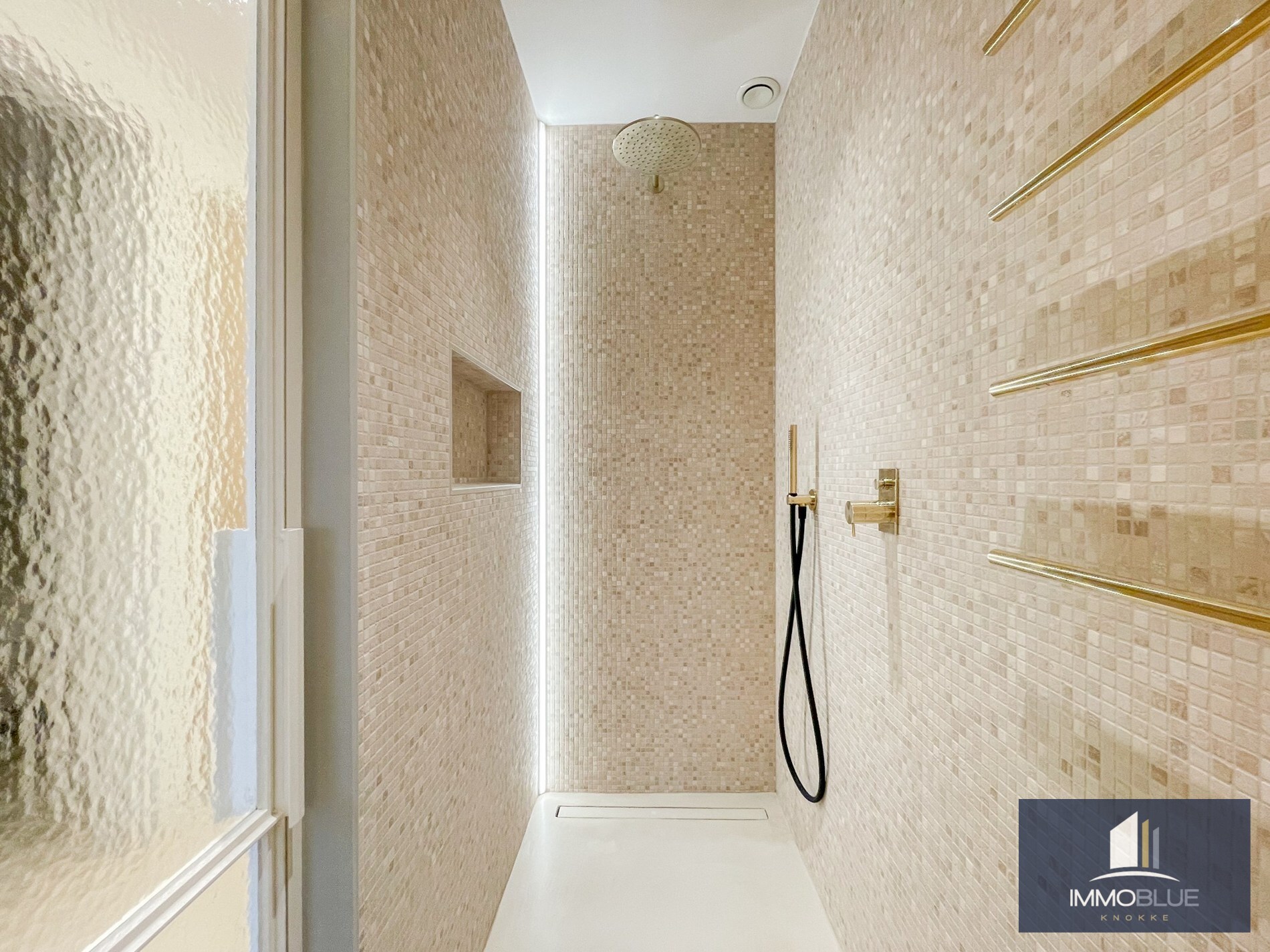 Luxueus volledig gerenoveerd appartement met een weids uitzicht gelegen in het Zoute. 