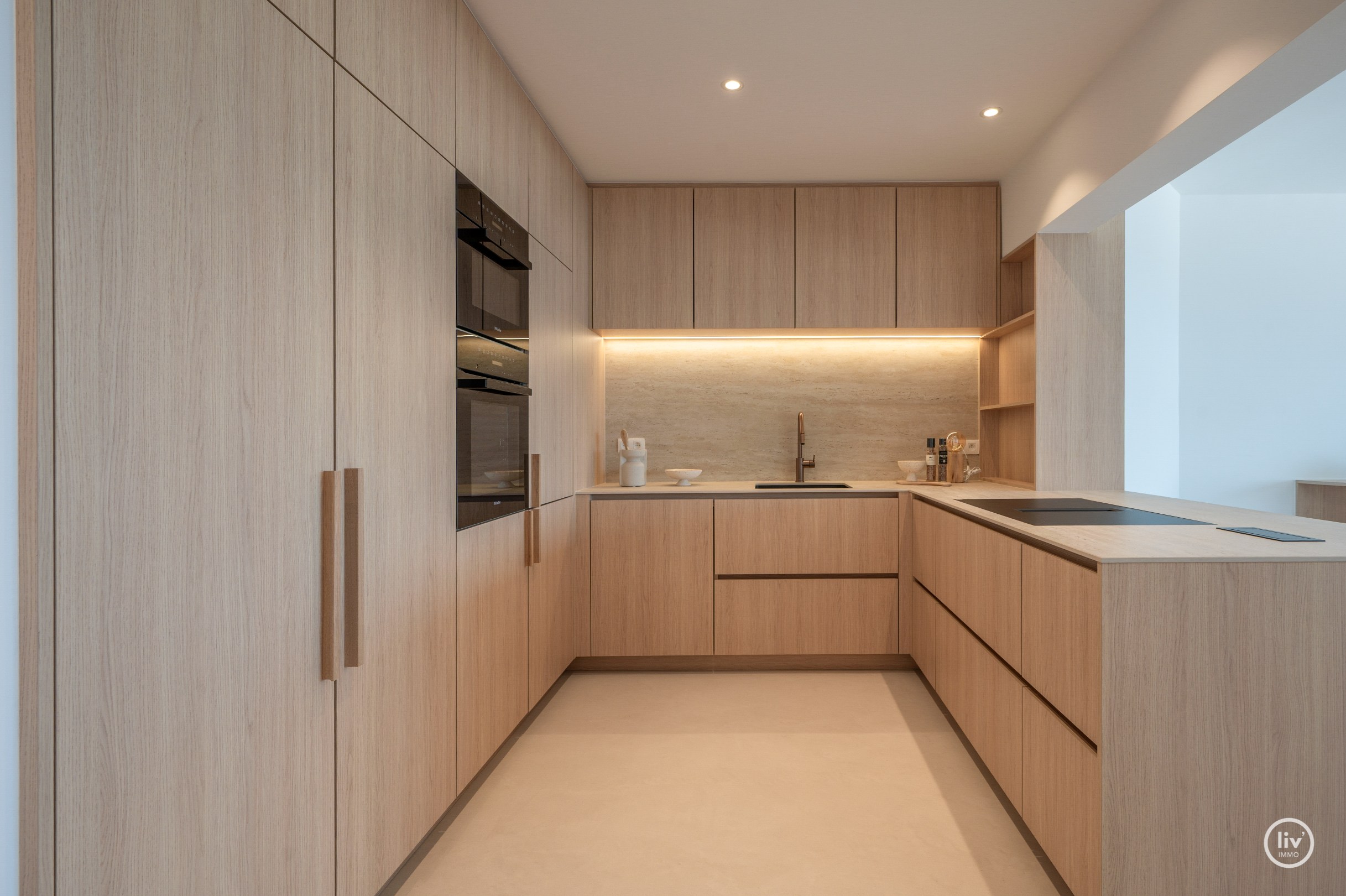 Prachtig gerenoveerd appartement op de zevende verdieping, op een absolute topligging aan de Zeedijk tussen het Lichttorenplein en het Albertplein. Dankzij de hoge ligging geniet het appartement van e 