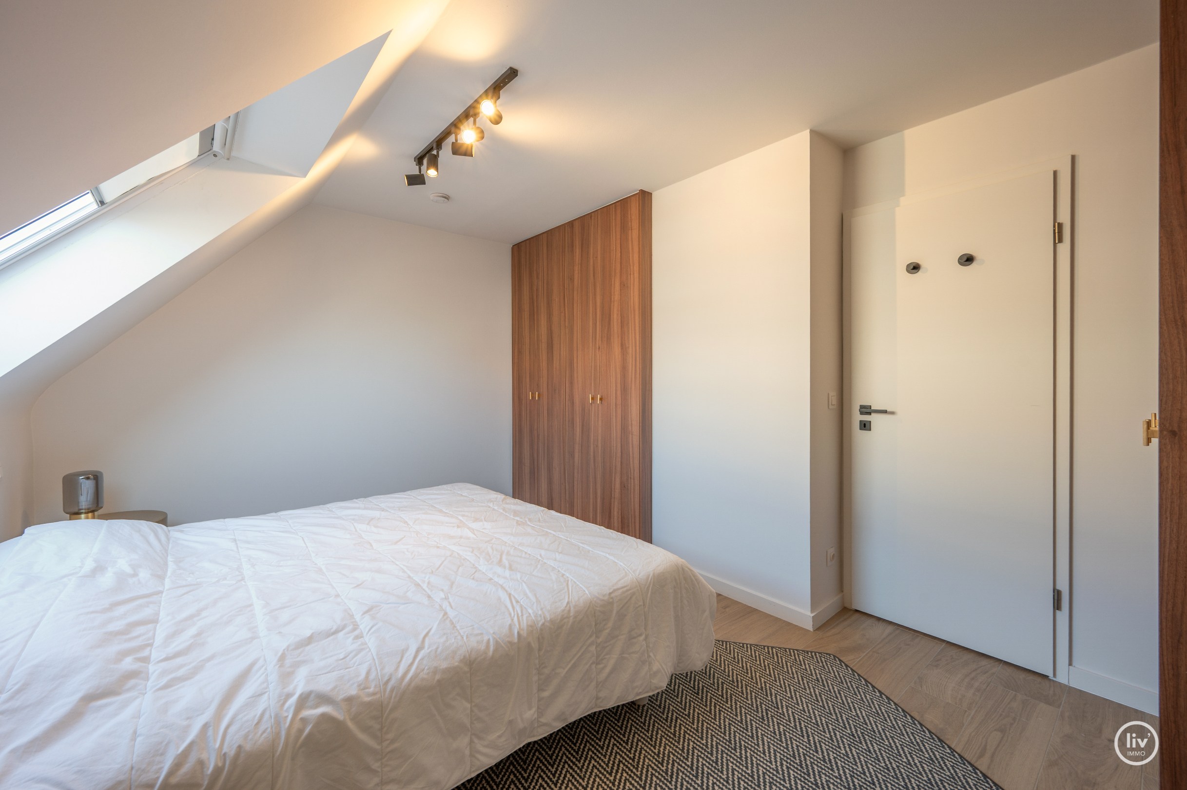Appartement en triplex prêt à emménager situé près de la place Rubens avec vue latérale sur la mer. 