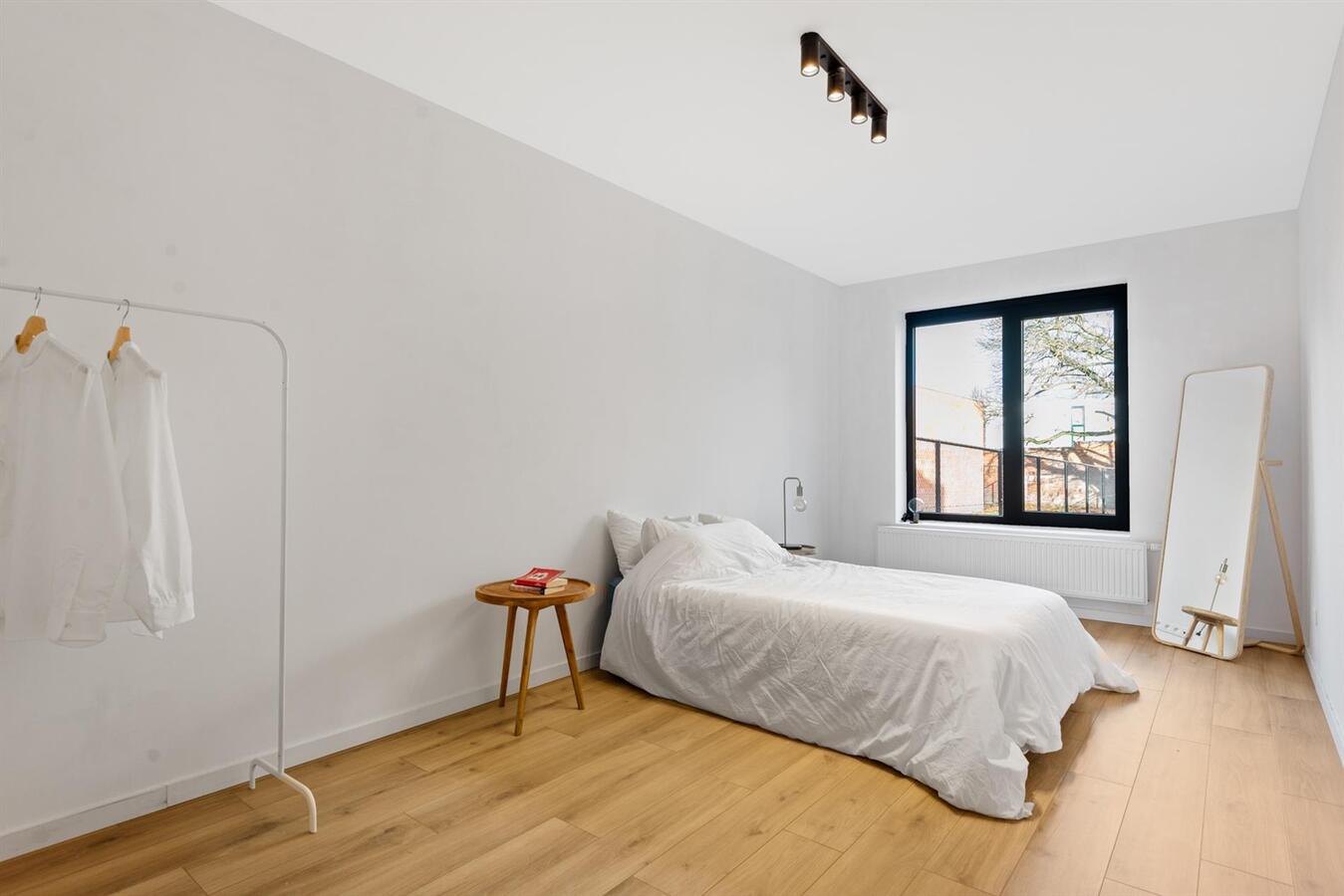 Gerenoveerd gelijkvloers appartement met ruime tuin! 