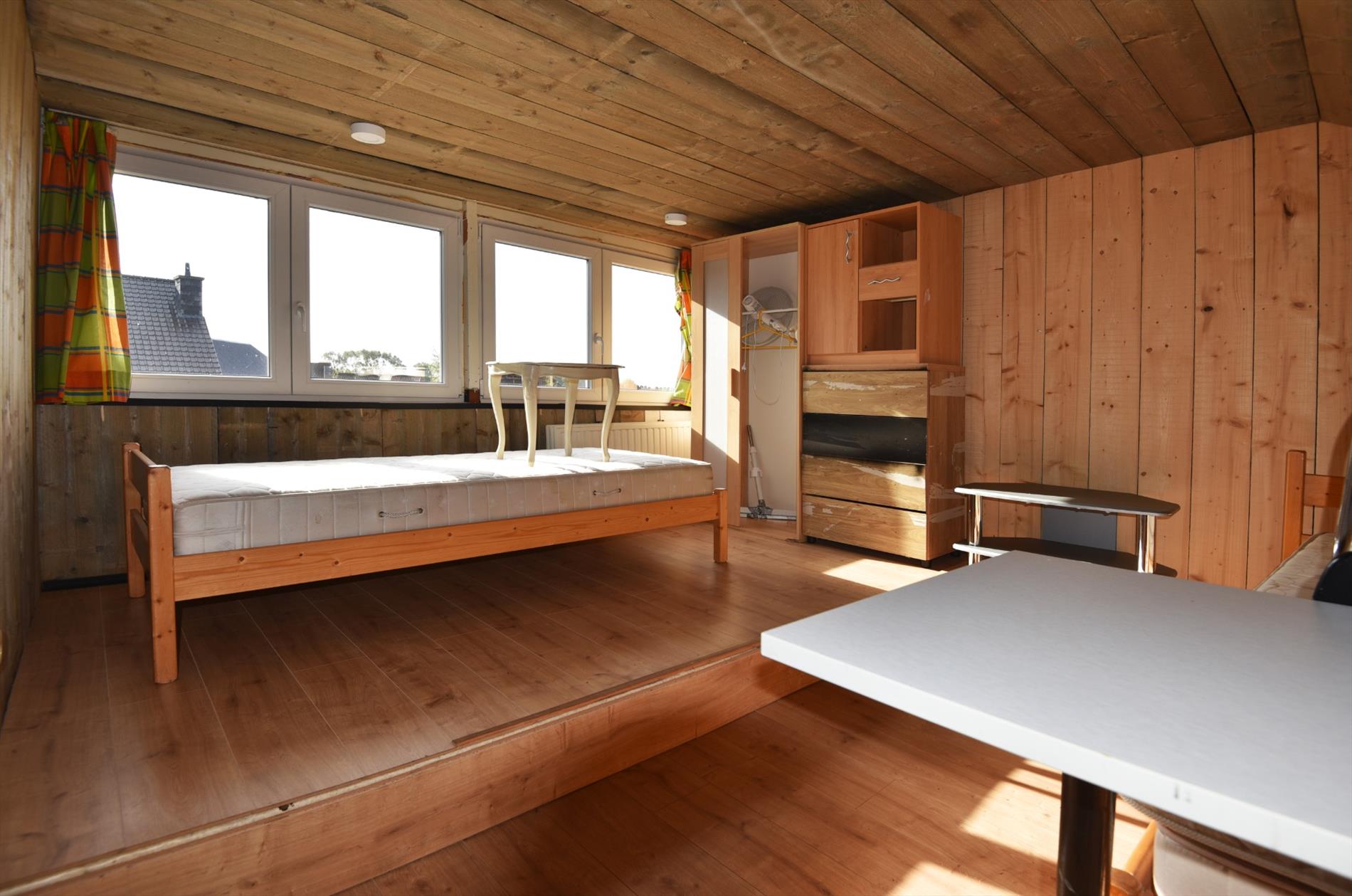 Pand met diverse mogelijke bestemmingen (9 slpks, 2 badkamers,...) goed gelegen te Adegem 