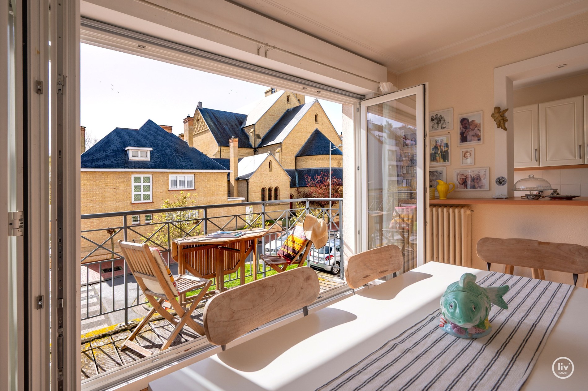 Zonnig HOEKappartement gelegen op de Van bunnenlaan met zicht op de Heilighart kerk te Knokke. 