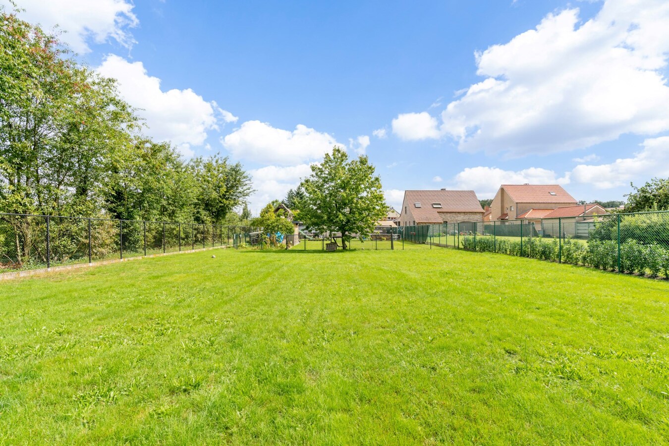 Ruime woning met 4 slaapkamers op een zeer ruim perceel. 