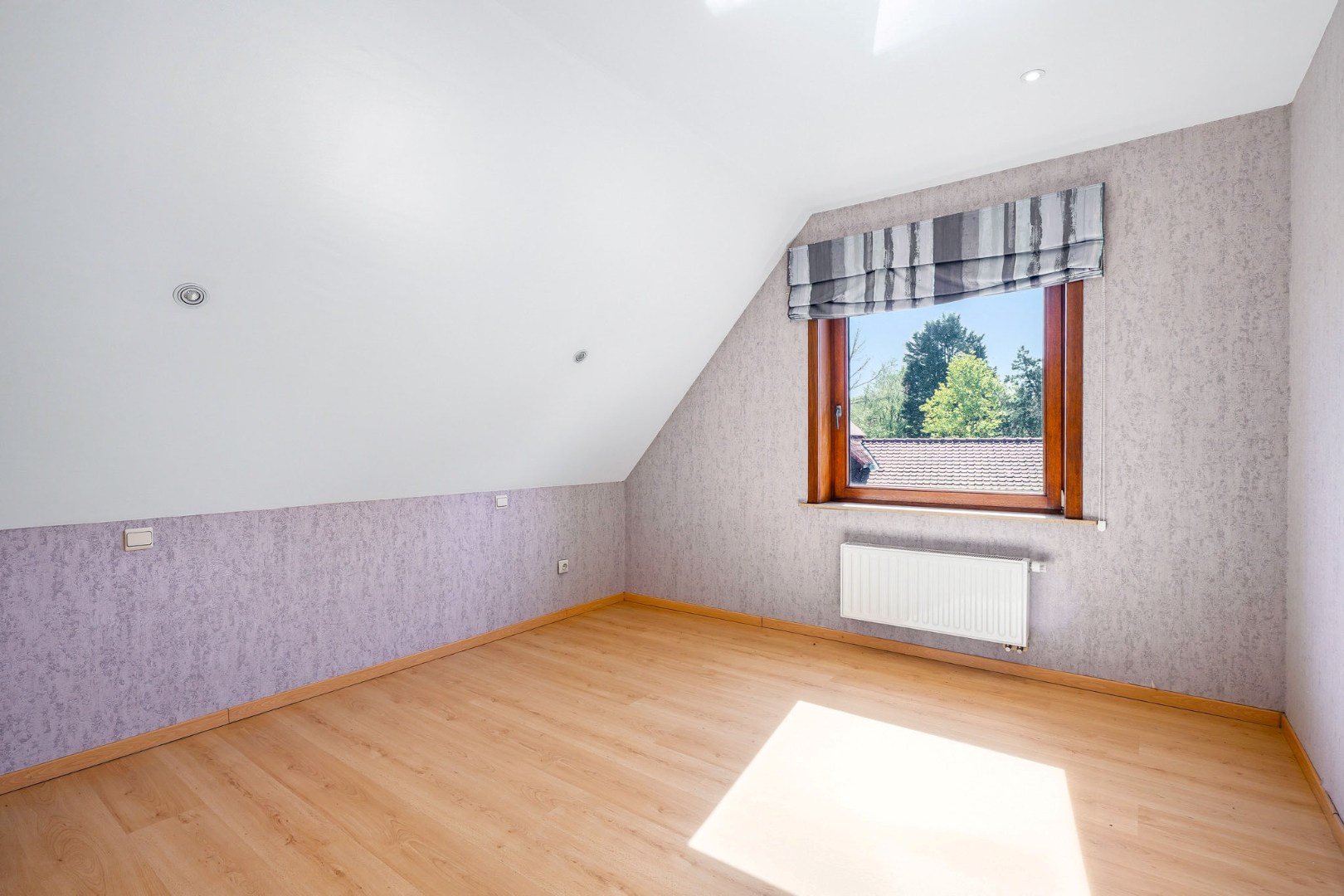 Ruime villa met 5 slaapkamers op 1082 m² te Oostduinkerke, gelegen vlakbij het natuurreservaat Hannecartbos. 