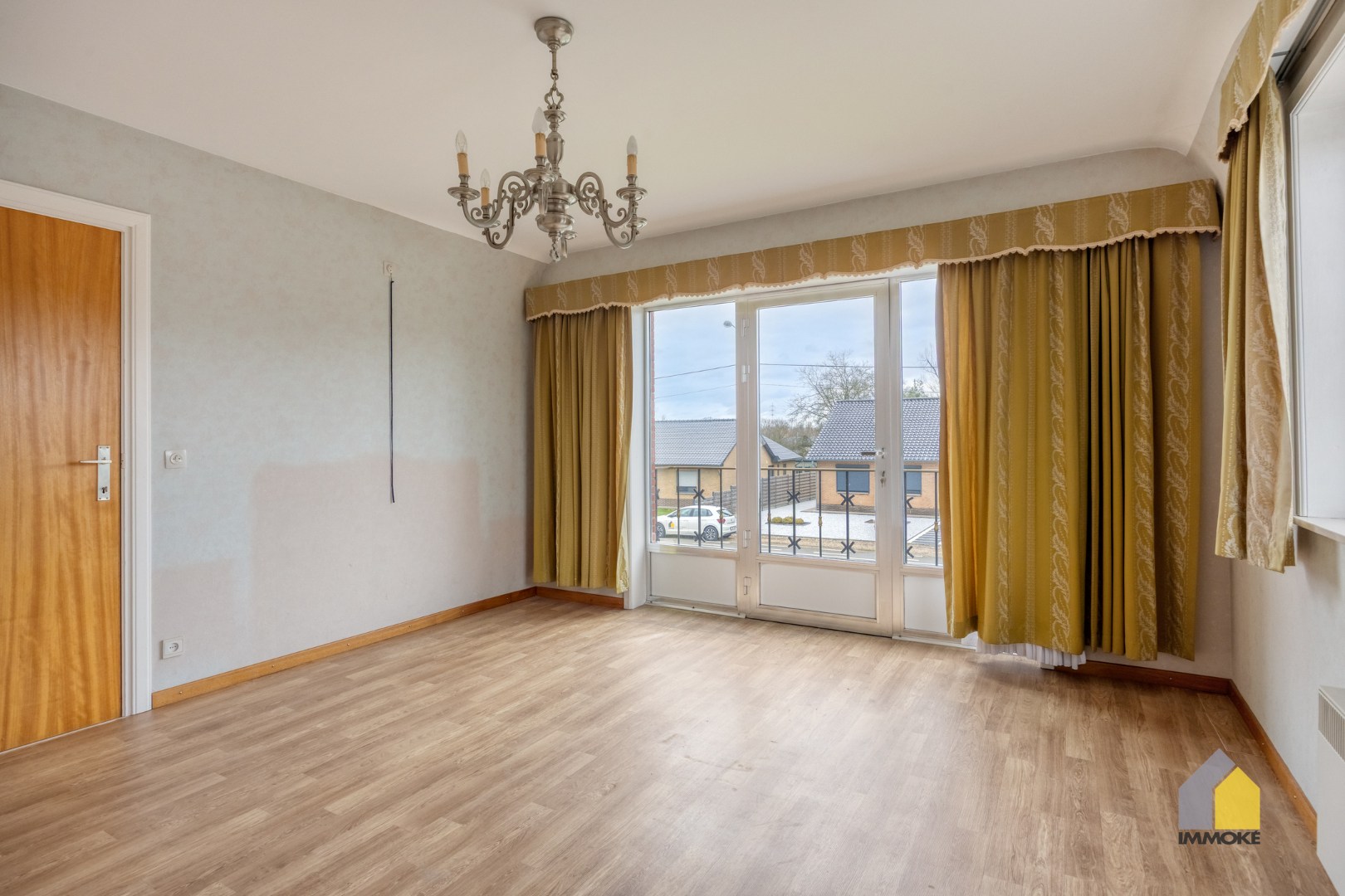 Neeroeteren: Op te frissen, vrijstaande woning op 8 a 26 ca met 5 slpks. 