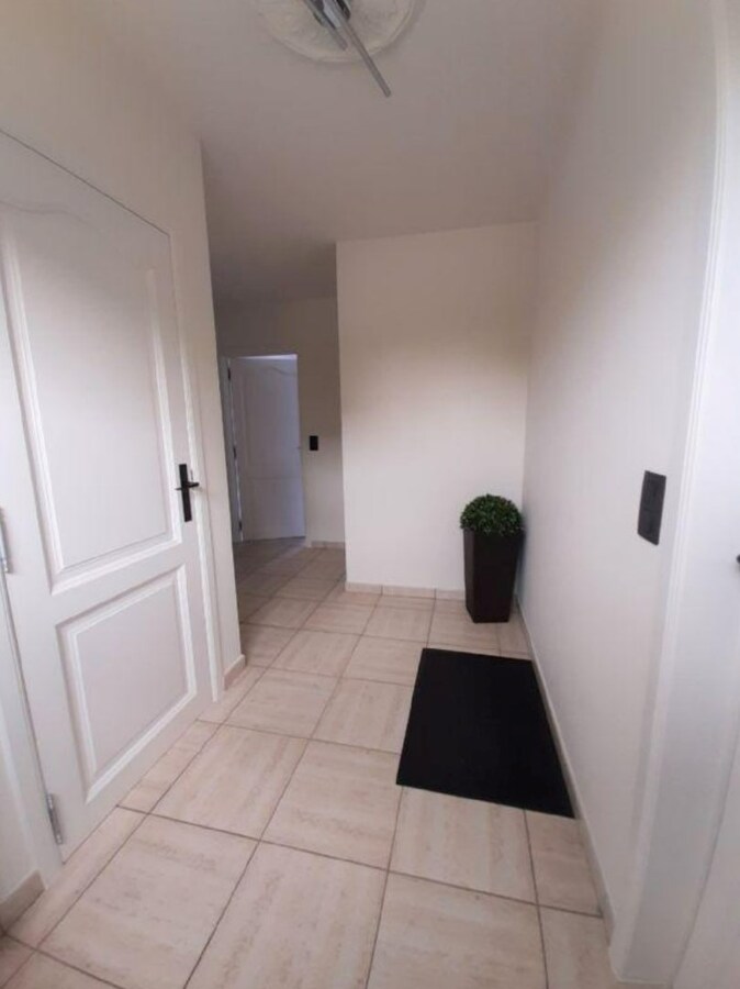 Ruime alleenstaande woning met 2 slpks en garage 