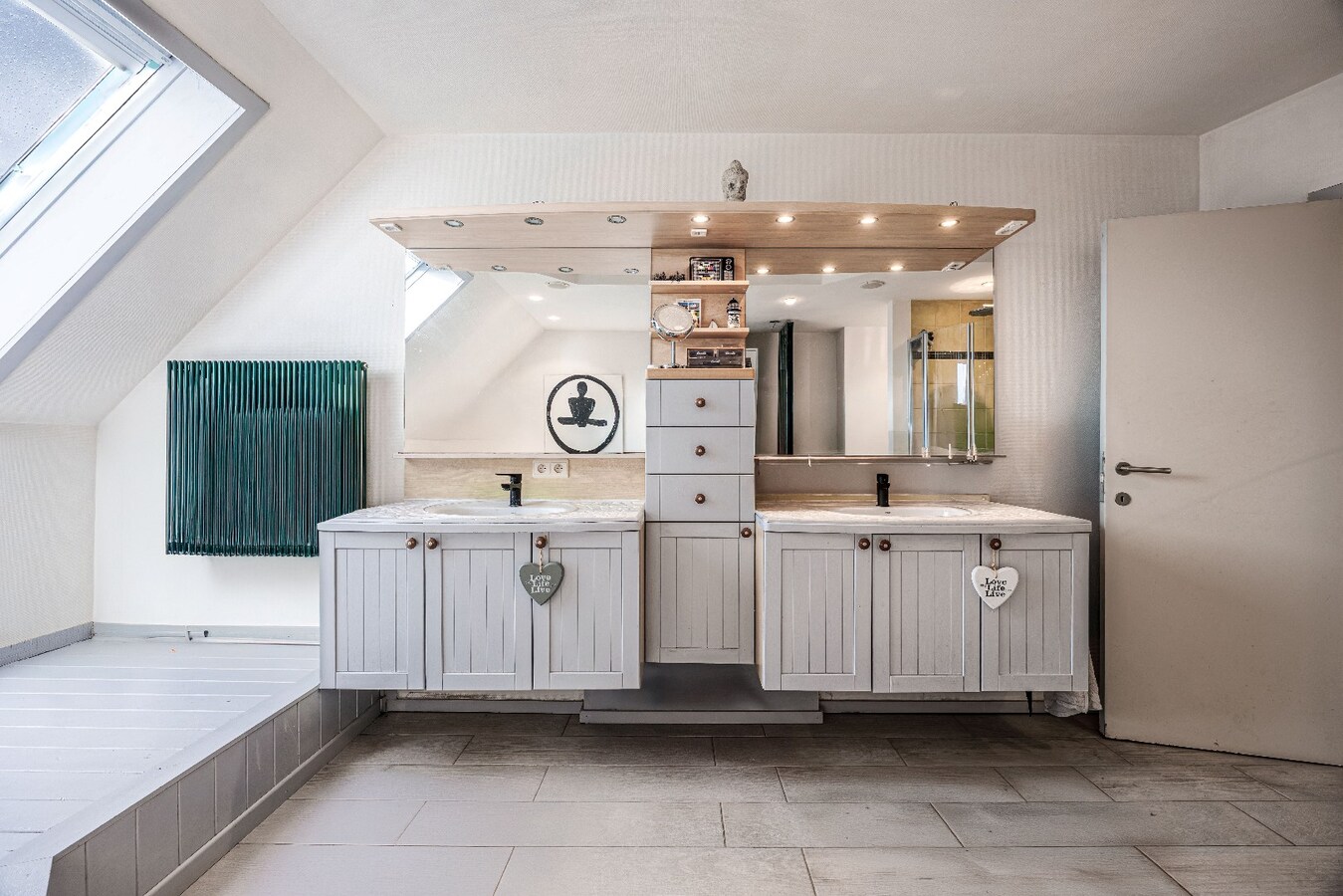 Ruime en veelzijdige bel-étagewoning met 5 slaapkamers, zuidgerichte terrassen en studio/praktijkruimte nabij de zeedijk. 