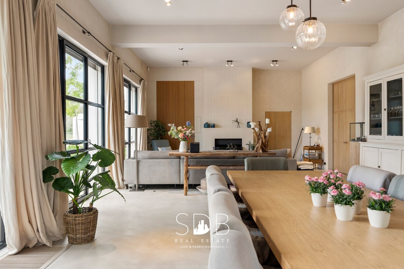 Prachtige villa met hippische accommodatie en graslanden op +/- 9 ha 