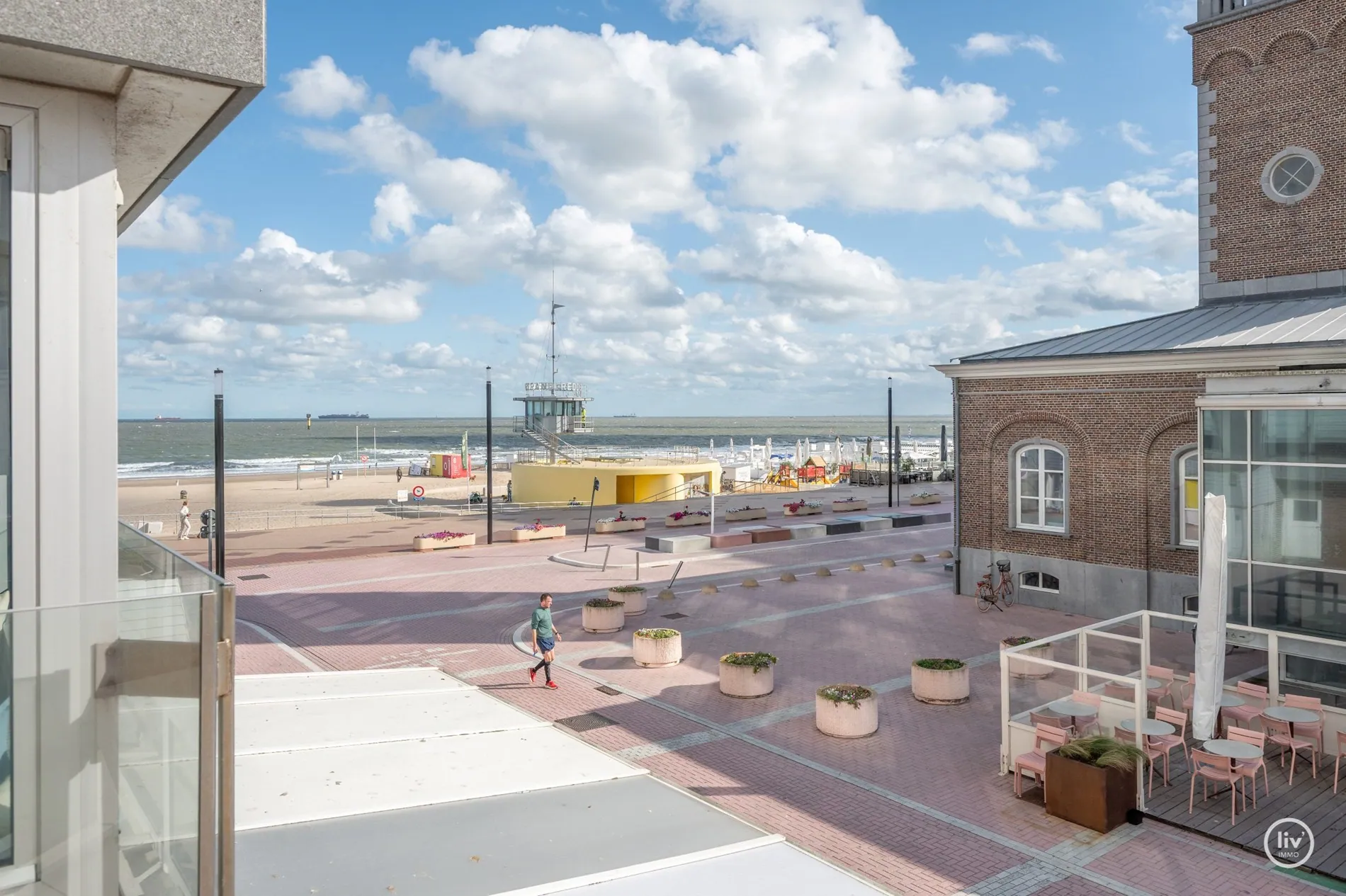 Zonnig, gerenoveerd appartement met adembenemend zeezicht, gelegen op het Lichttorenplein te Knokke (met mogelijkheid tot aankoop van een garagebox onder het plein). 