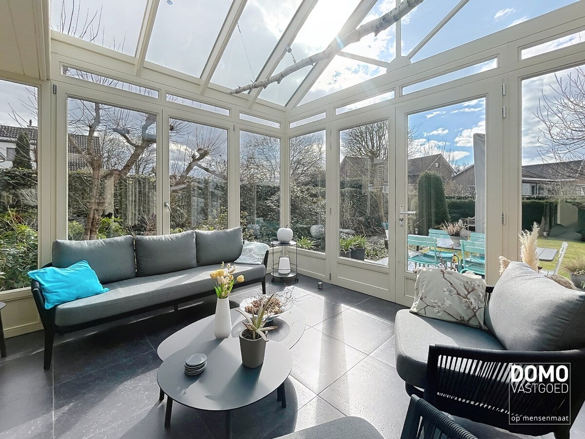 Ruime woning met 4 slaapkamers, groene tuin, terras en inpandige garage 