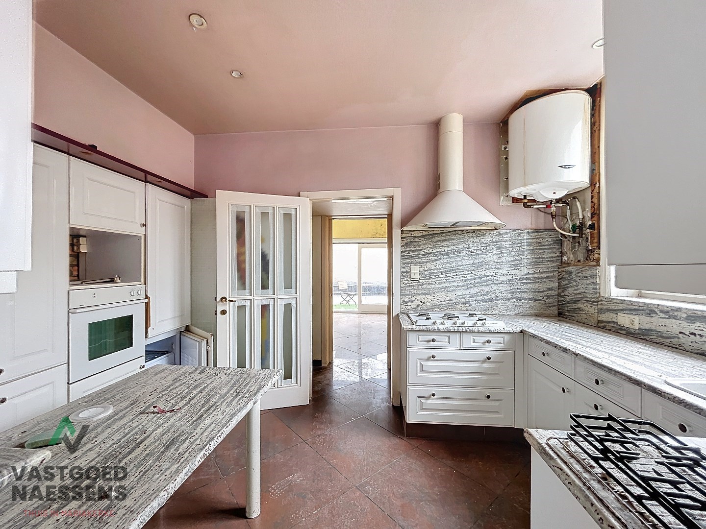 Maison d'angle avec entrepôt - garage - 5 chambres à coucher et terrasse 