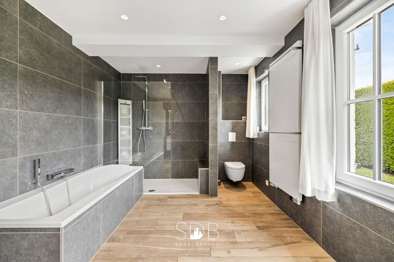 Prachtige villa met zwembad, paardenstallen, paddock en grasland op 1,3HA 