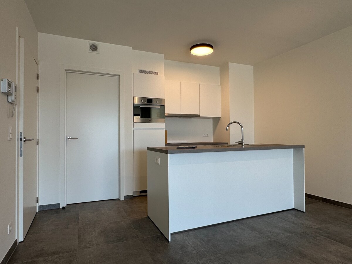 VOLLEDIG AFGEWERKT NIEUWBOUWAPPARTEMENT MET 2 SLAAPKAMERS, TERRAS, ONDERGRONDSE AUTOSTANDPLAATS EN KELDERBERGING IN RESIDENTIE "DE KWINT" TE ZONHOVEN 